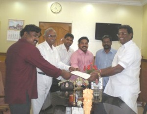 Submitting Memorandum to Labour Minister Rajavel / தொழிலாளர் துறை அமைச்சர் ராஜவேலுவிடம் மனு